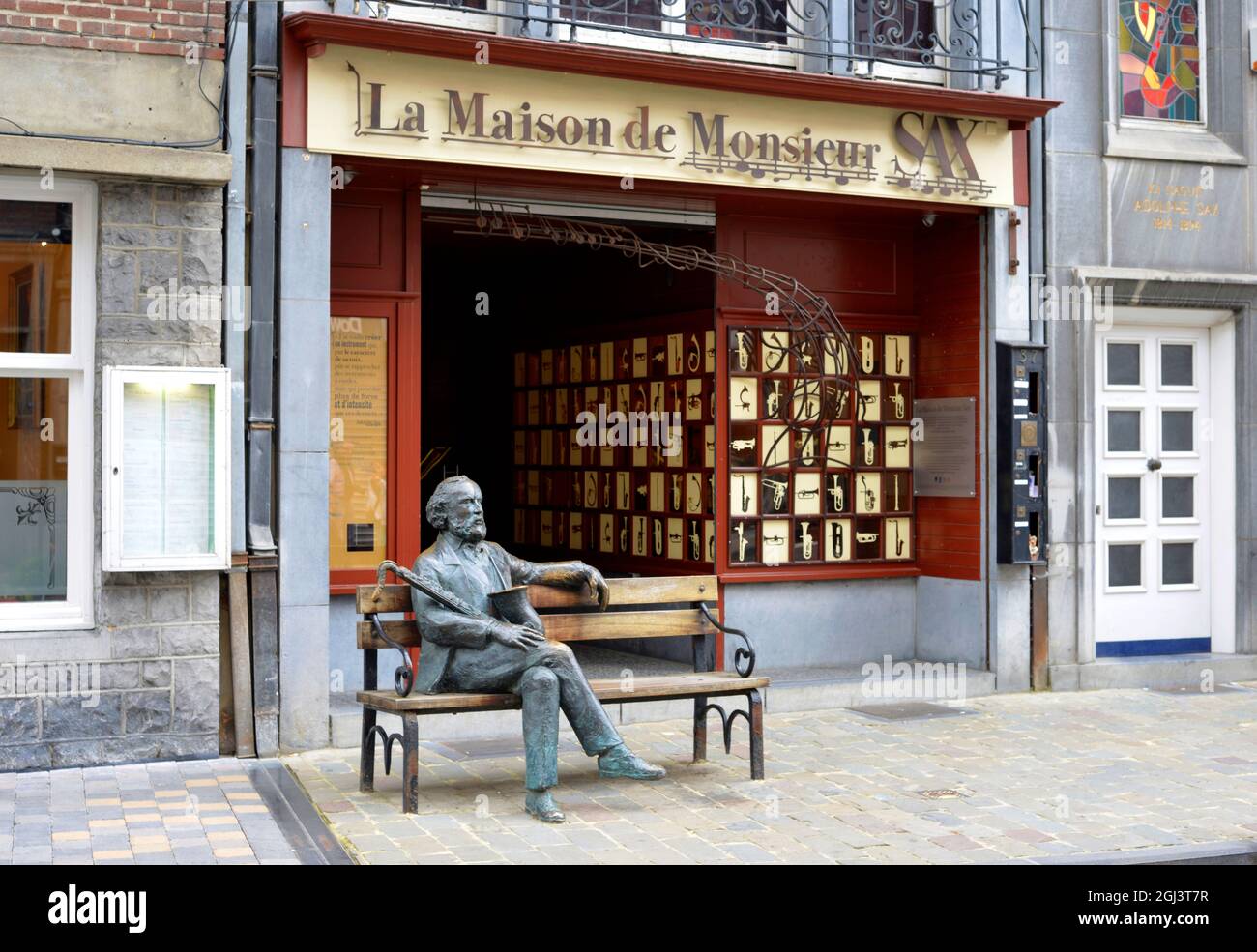 Dinant, Belgio 08-17-2014 scultura di Adolphe Sax su una panchina di fronte al Museo Foto Stock