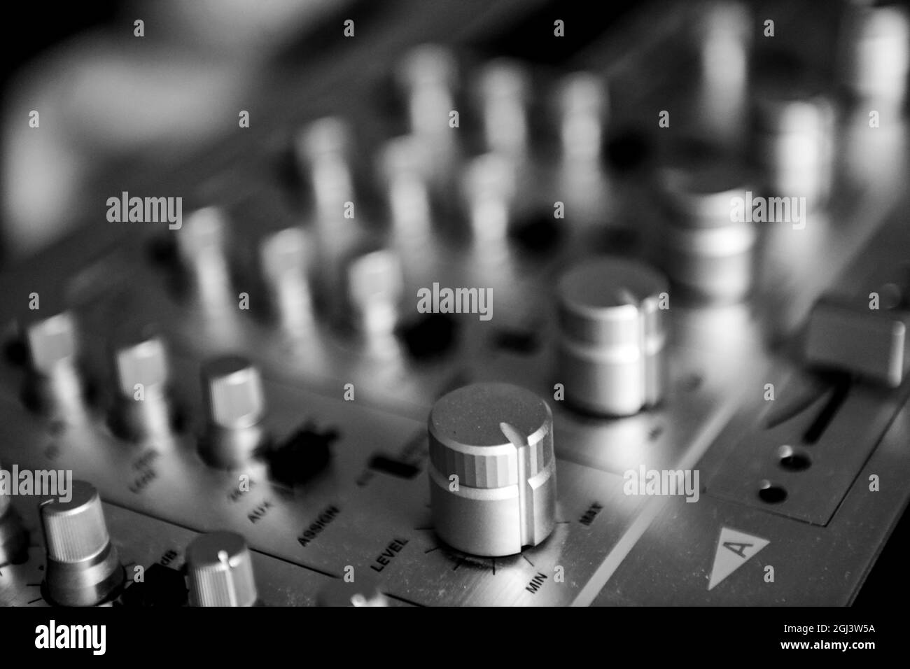 Impianto audio Vintage HiFi, dettaglio delle manopole e parte anteriore in  metallo Foto stock - Alamy