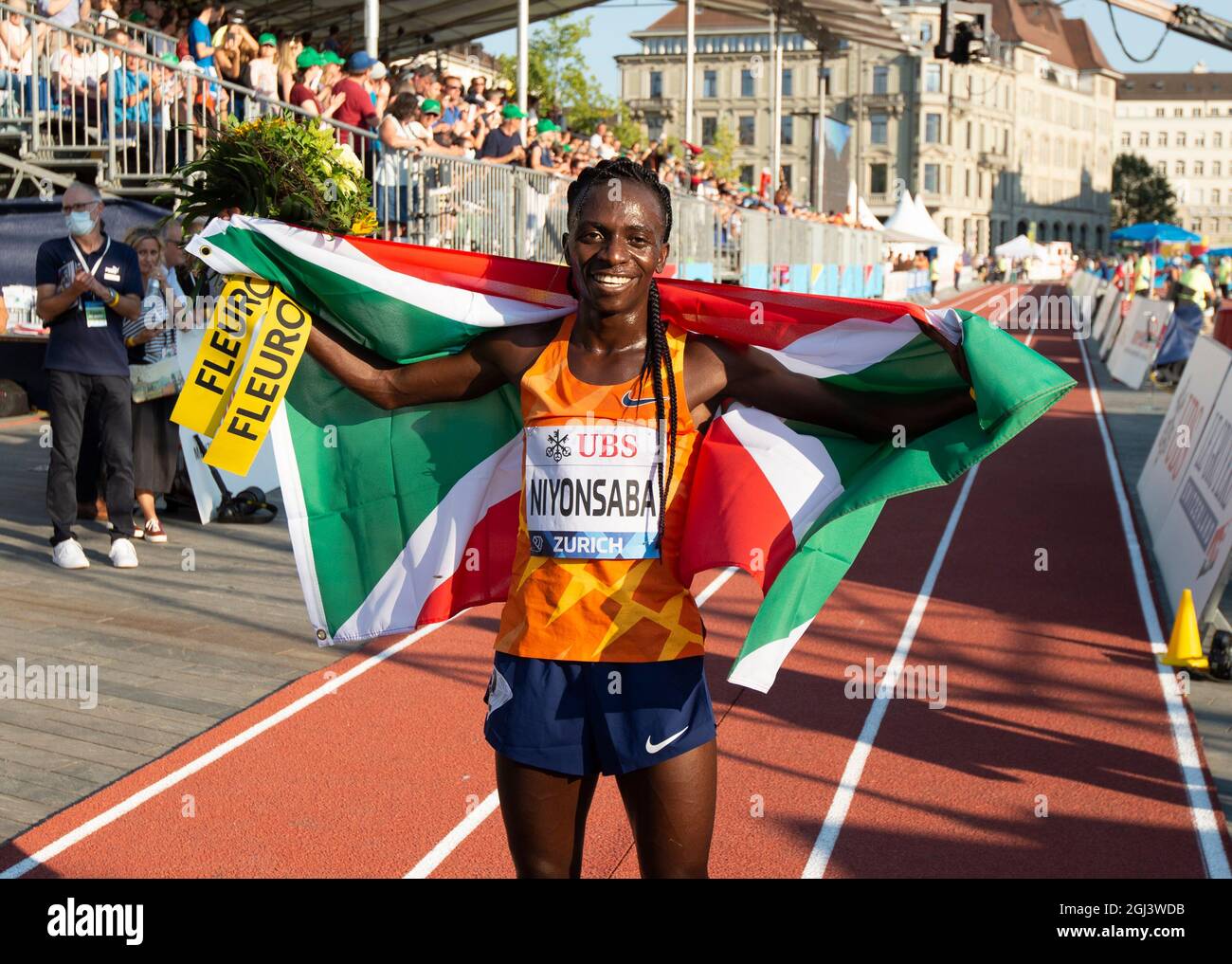 ZURIGO - SVIZZERA 8 SET 21: Francine Niyonsaba del Burundi festeggia la sua vittoria nella finale della Wanda Diamond League dei 5000m alla Sechseläutenplatz di Zurigo l'8 settembre 2021. Foto di Gary Mitchell/Alamy Live News Foto Stock