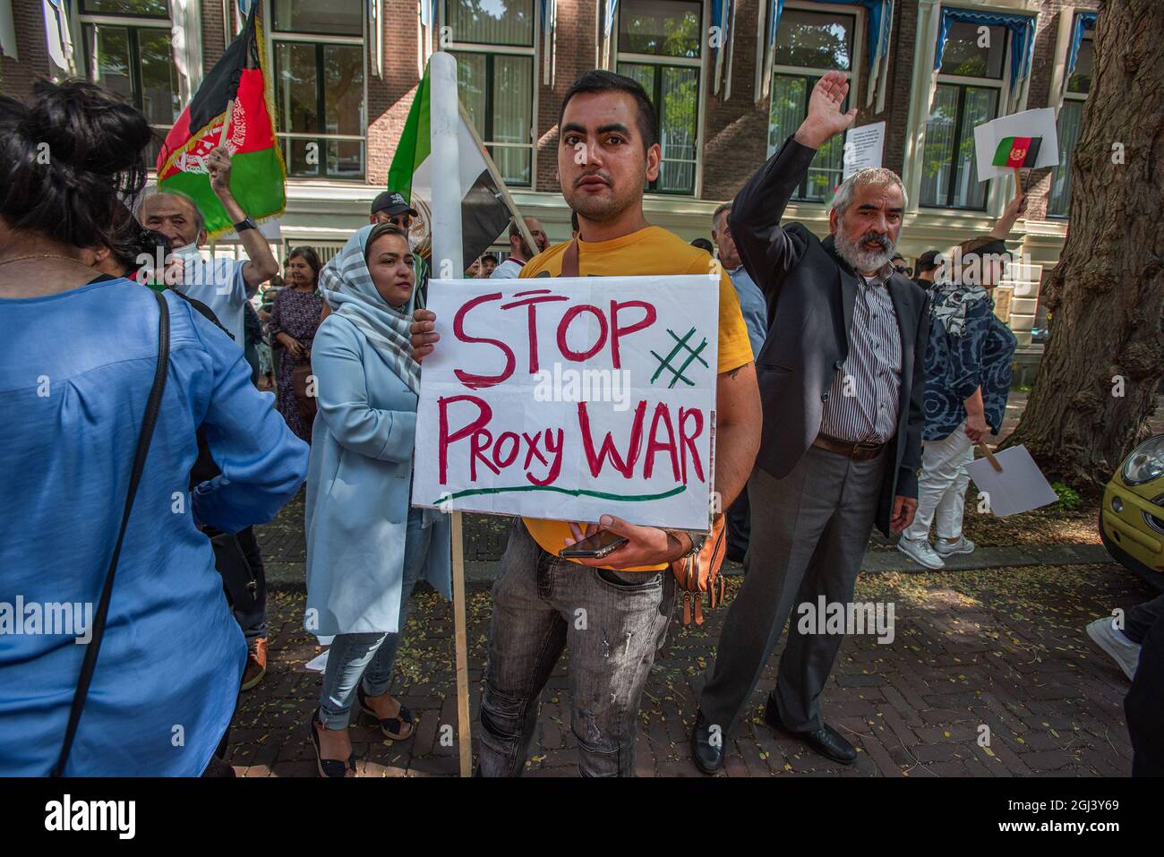 Un manifestante tiene un cartello durante la manifestazione al di fuori dell'ambasciata pakistana.Un piccolo ma estremamente vocale gruppo di manifestanti, questo pomeriggio ha dimostrato al di fuori dell'ambasciata pakistana e della residenza dell'ambasciatore all'Aia, protestando l'alleanza del Pakistan nell'aiutare i talebani in una campagna di bombardamento. I talebani hanno conquistato la vittoria lunedì 5, all'ultimo settore libero rimasto dell'Afghanistan; la Valle Panjshir, a nord-est della capitale Kabul. Il gruppo ha pubblicato il filmato online dei loro combattenti che alzano la bandiera. Tre settimane fa i talebani hanno preso il controllo dell'Afghanistan, sequestrando la capitale Foto Stock