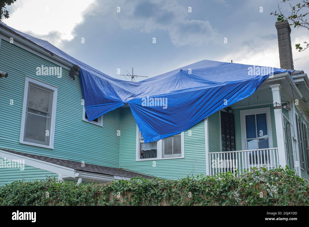 NEW ORLEANS, LA, Stati Uniti d'America - 7 SETTEMBRE 2021: Tarp blu sul tetto della casa danneggiata dall'uragano Ida Foto Stock