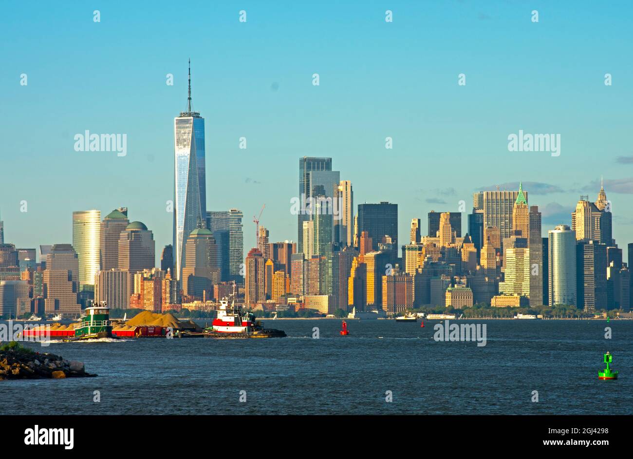 Vista dello skyline dell'isola di Manhattan di New York City, inclusa la Freedom Tower, in una giornata di sole -03 Foto Stock