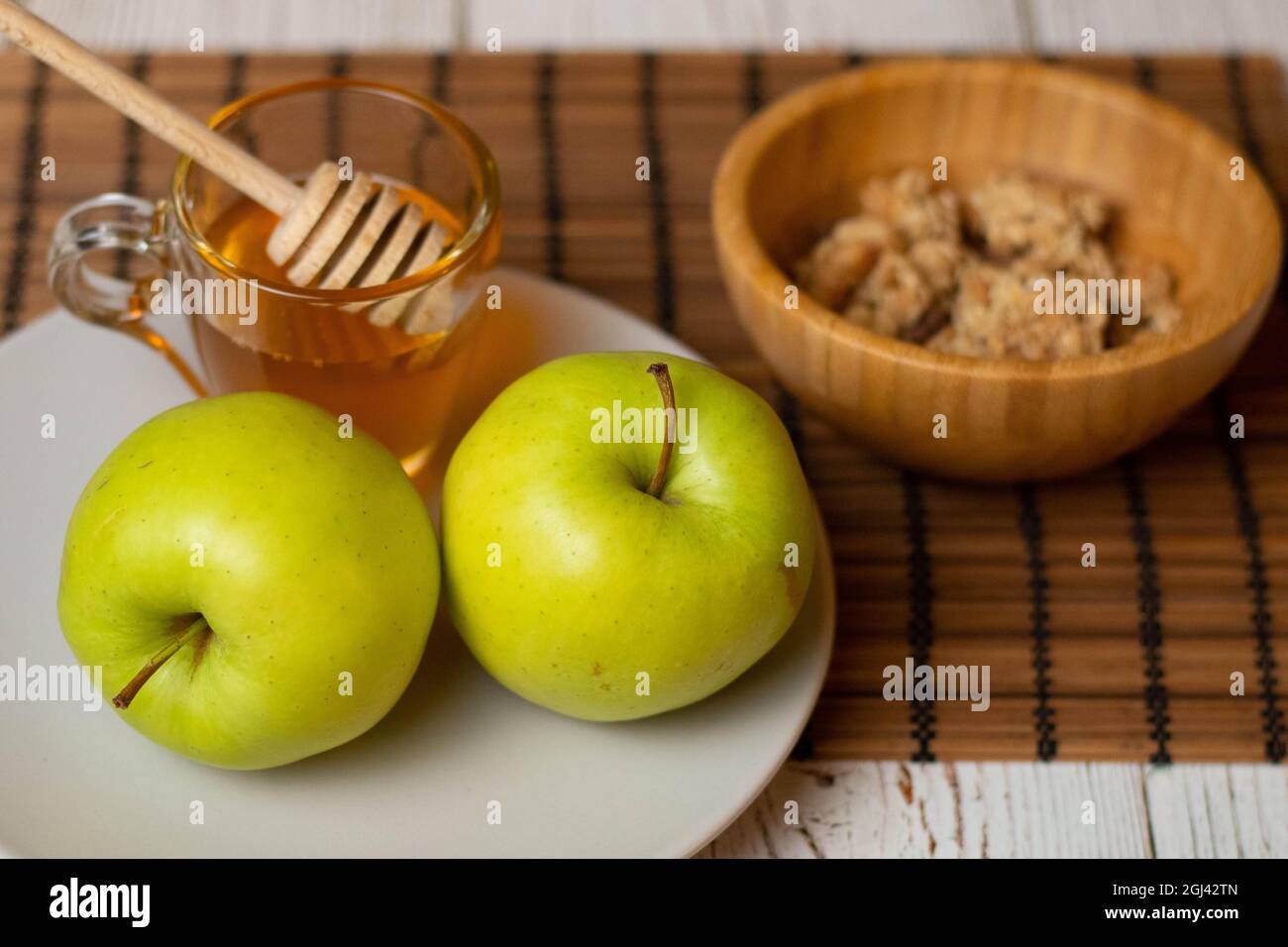 Mangia la giornata con una sana colazione di miele muesli e mele. Foto di alta qualità Foto Stock