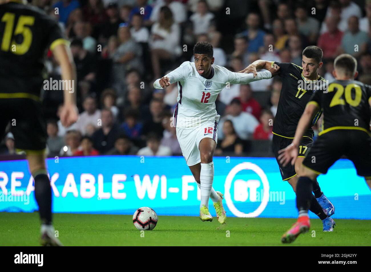 Milton Keynes, Regno Unito. 07 settembre 2021. Tireece John-Jules (Blackpool, in prestito dall'Arsenal) dell'Inghilterra U21 & Andi Hoti (Inter Milan) del Kosovo U21 durante la partita Internazionale di qualificazione Euro 2023 tra l'Inghilterra U21 e il Kosovo U21 allo stadio:mk, Milton Keynes, Inghilterra il 7 settembre 2021. Foto di Andy Rowland. Credit: Prime Media Images/Alamy Live News Foto Stock