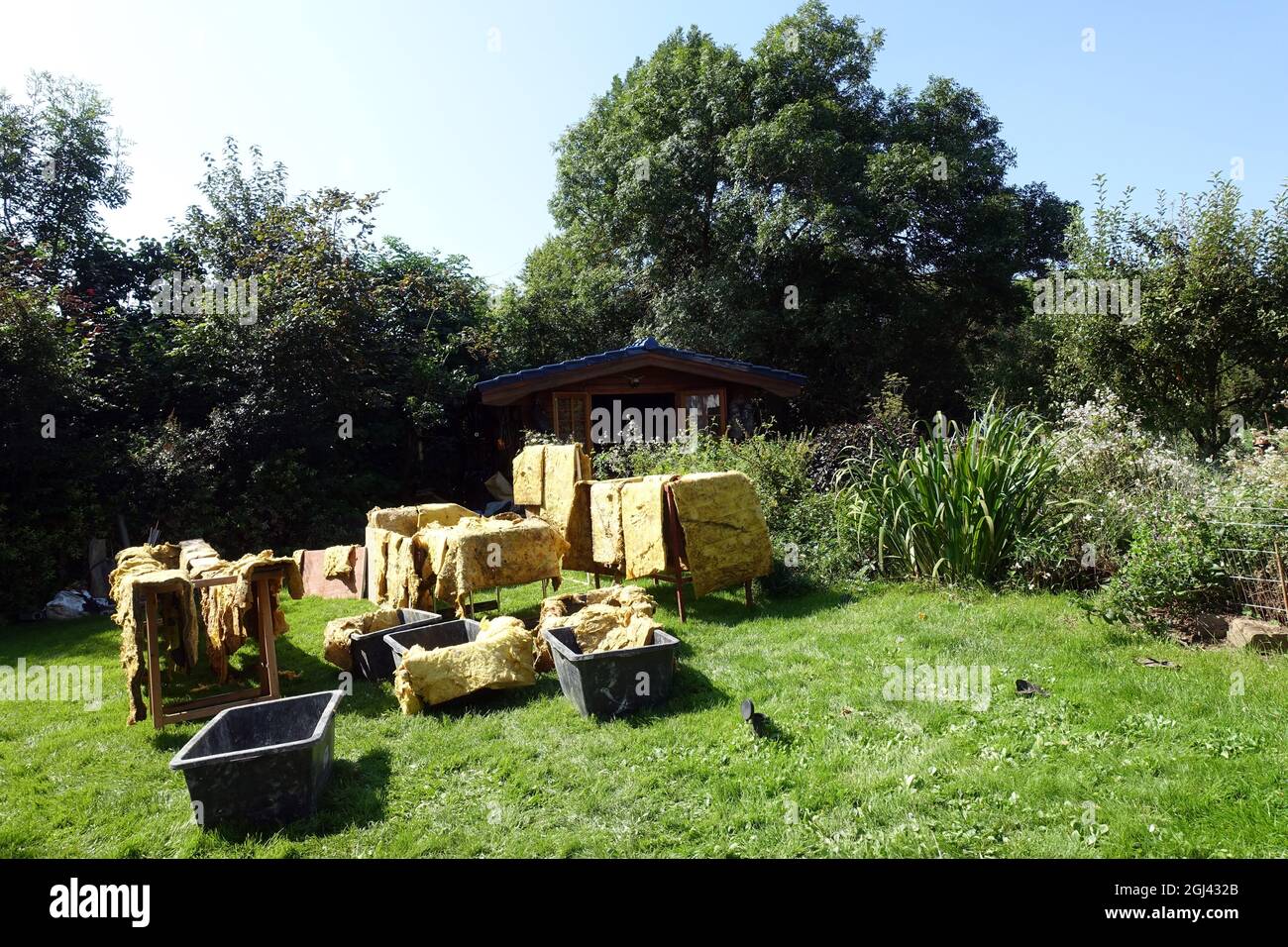 L'isolamento del rasatore umido viene asciugato prima dello smaltimento per ridurre i costi di smaltimento - lavori di ristrutturazione dopo il disastro causato dalle inondazioni sull'Erft, Foto Stock