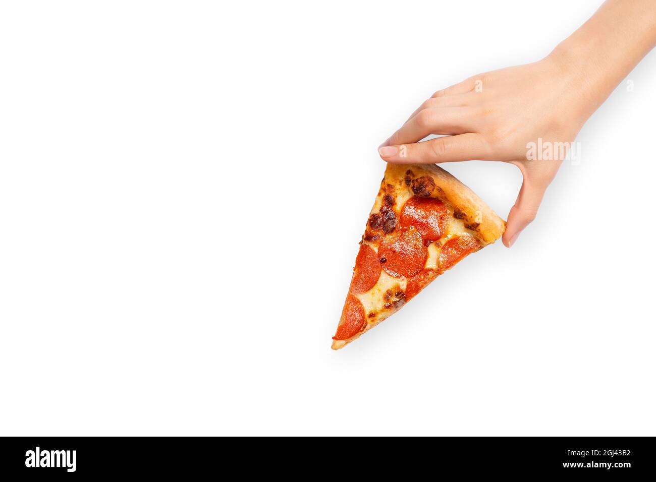 Fetta di pizza al peperone in mano isolata su bianco. Vista dall'alto sulla pizza paperoni. Concetto di cucina italiana, Street food, fast food, bocconcini veloci. Banner Foto Stock