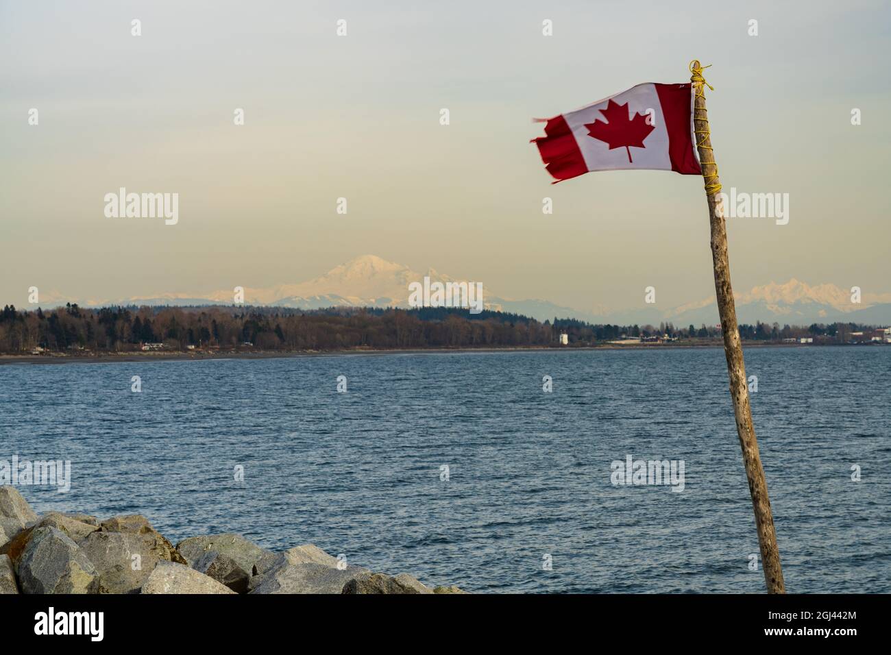 Monte Baker al crepuscolo. Vista dal molo di White Rock, British Columbia, Canada. Foto Stock