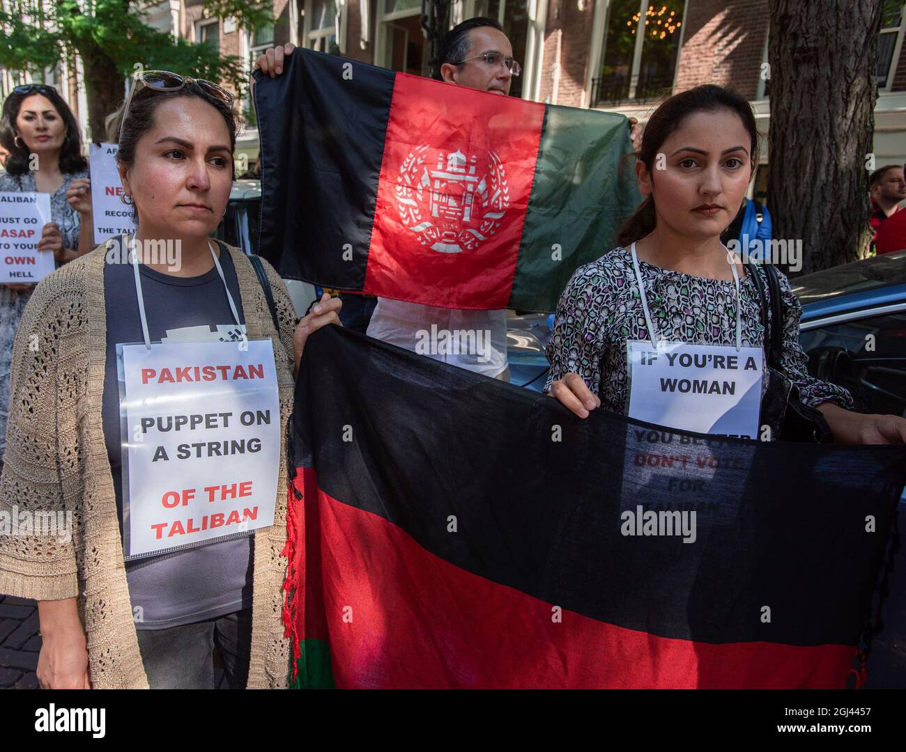 I manifestanti detengono bandiere durante la manifestazione fuori dall'ambasciata pakistana. Un piccolo ma estremamente vocale gruppo di manifestanti, questo pomeriggio ha dimostrato fuori dall'ambasciata pakistana e dalla residenza dell'ambasciatore all'Aia, protestando contro l'alleanza pakistana per aiutare i talebani in una campagna di bombardamento. I talebani hanno conquistato la vittoria lunedì 5, all'ultimo settore libero rimasto dell'Afghanistan; la Valle Panjshir, a nord-est della capitale Kabul. Il gruppo ha pubblicato il filmato online dei loro combattenti che alzano la bandiera. Tre settimane fa i talebani hanno preso il controllo dell'Afghanistan, sequestrando la capitale Kabul Foto Stock