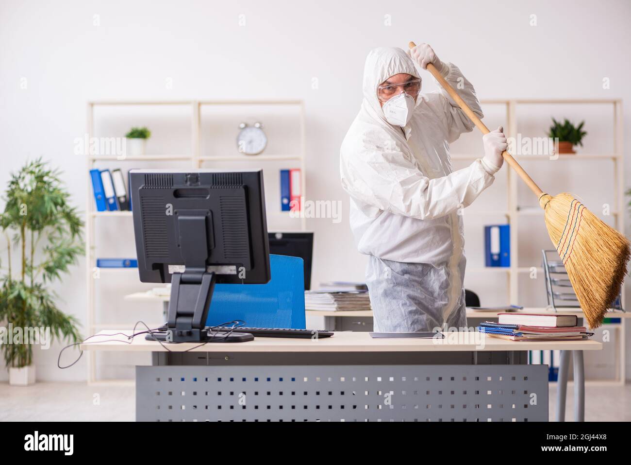 Vecchio con manico di scopa immagini e fotografie stock ad alta risoluzione  - Alamy