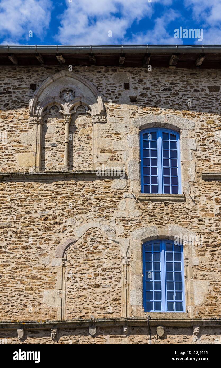 Vecchia casa in pietra con finestre piene (tassa finestra) accanto a finestre nuove - Saint-Léonard-de-Noblat, Haute-Vienne (87), Francia. Foto Stock