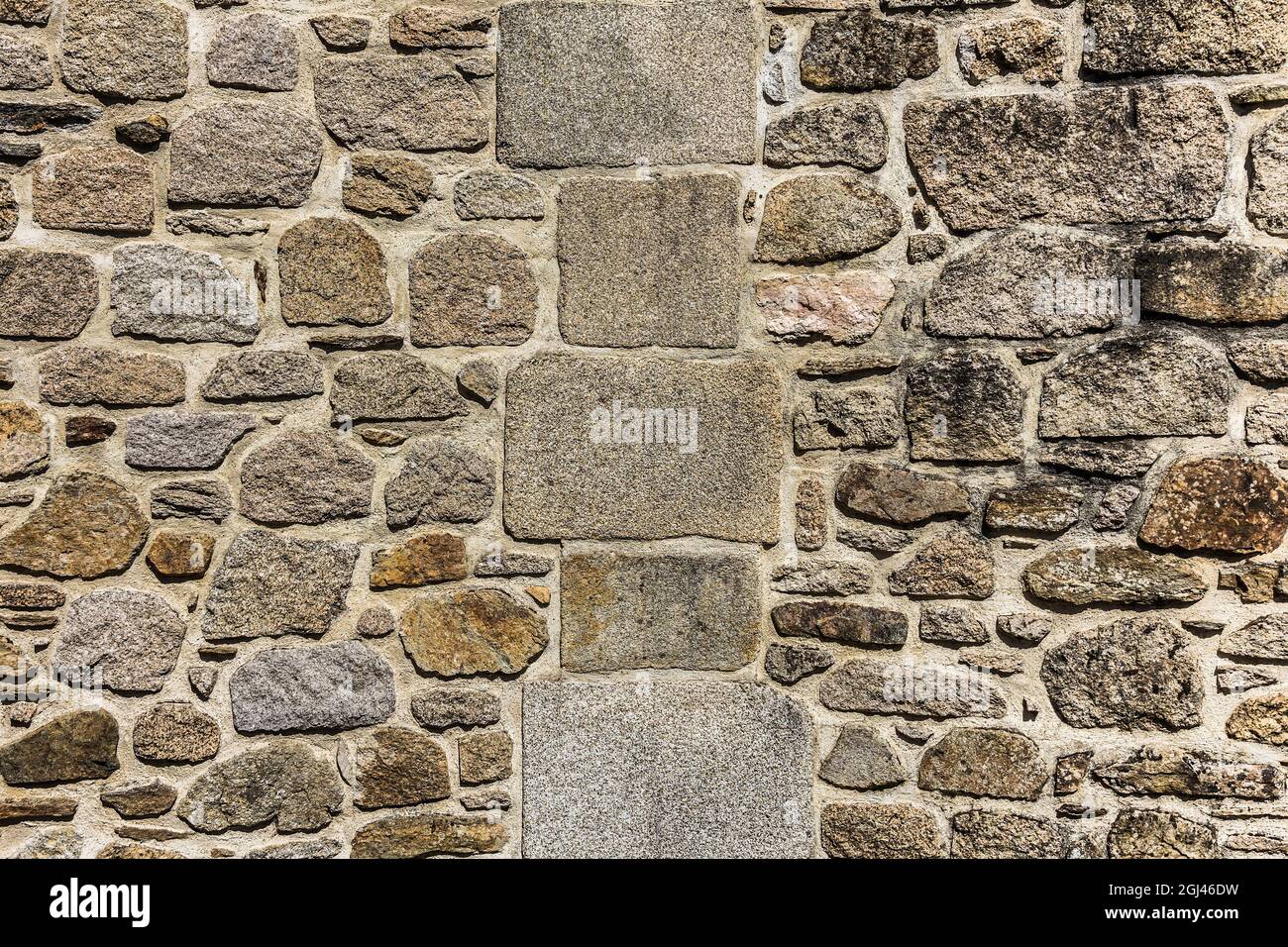 Costruzione di pareti di casa con blocchi di granito (pietra locale) a Saint-Léonard-de-Noblat, Haute-Vienne (87), Francia. Foto Stock