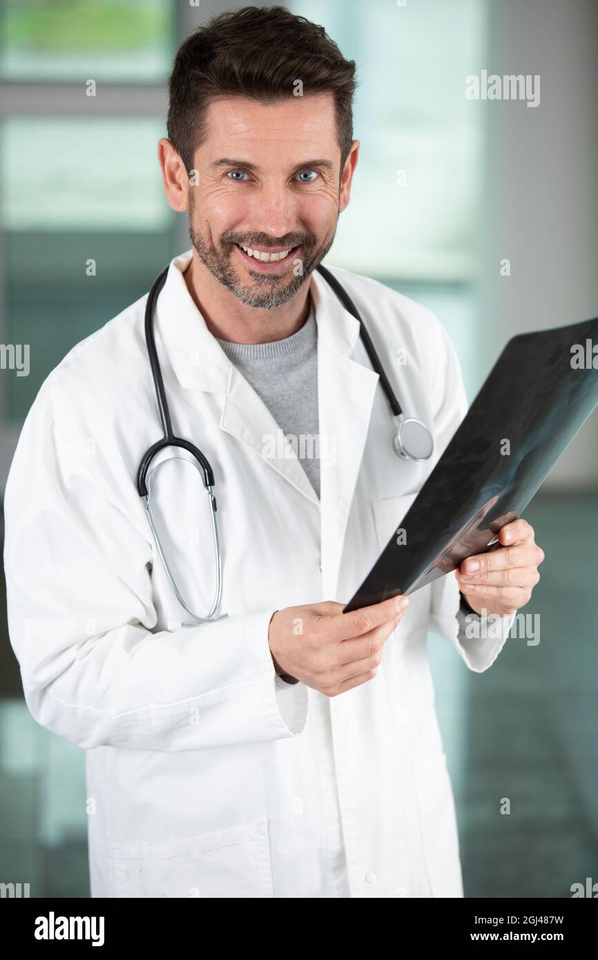 giovane medico di sesso maschile che lavora in clinica Foto Stock