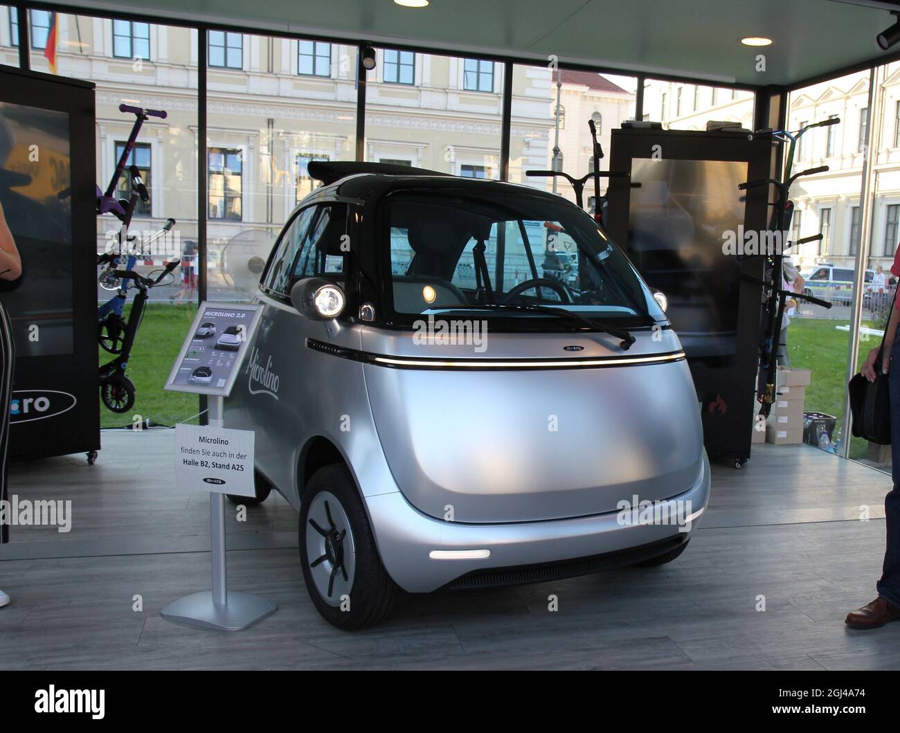 L'auto a bolle elettrica Microlino esposta al salone IAA Mobility di Monaco di Baviera, in Germania, che rappresenta il futuro della micro-mobilità urbana. Foto Stock
