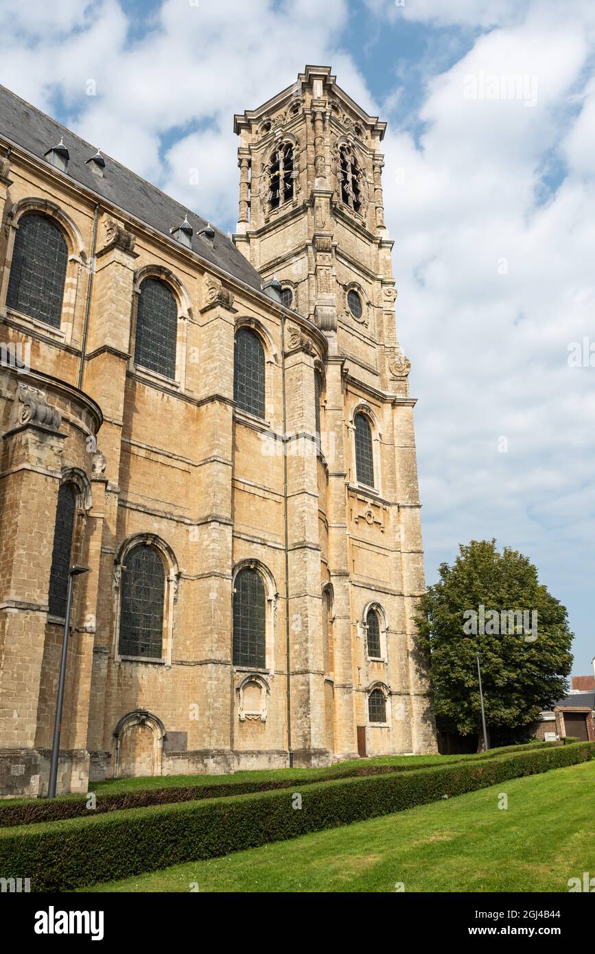 Grimbergen, Brabante Fiammingo - Belgio - 09 03 2021: La chiesa abbaziale medievale con il verde circostante Foto Stock