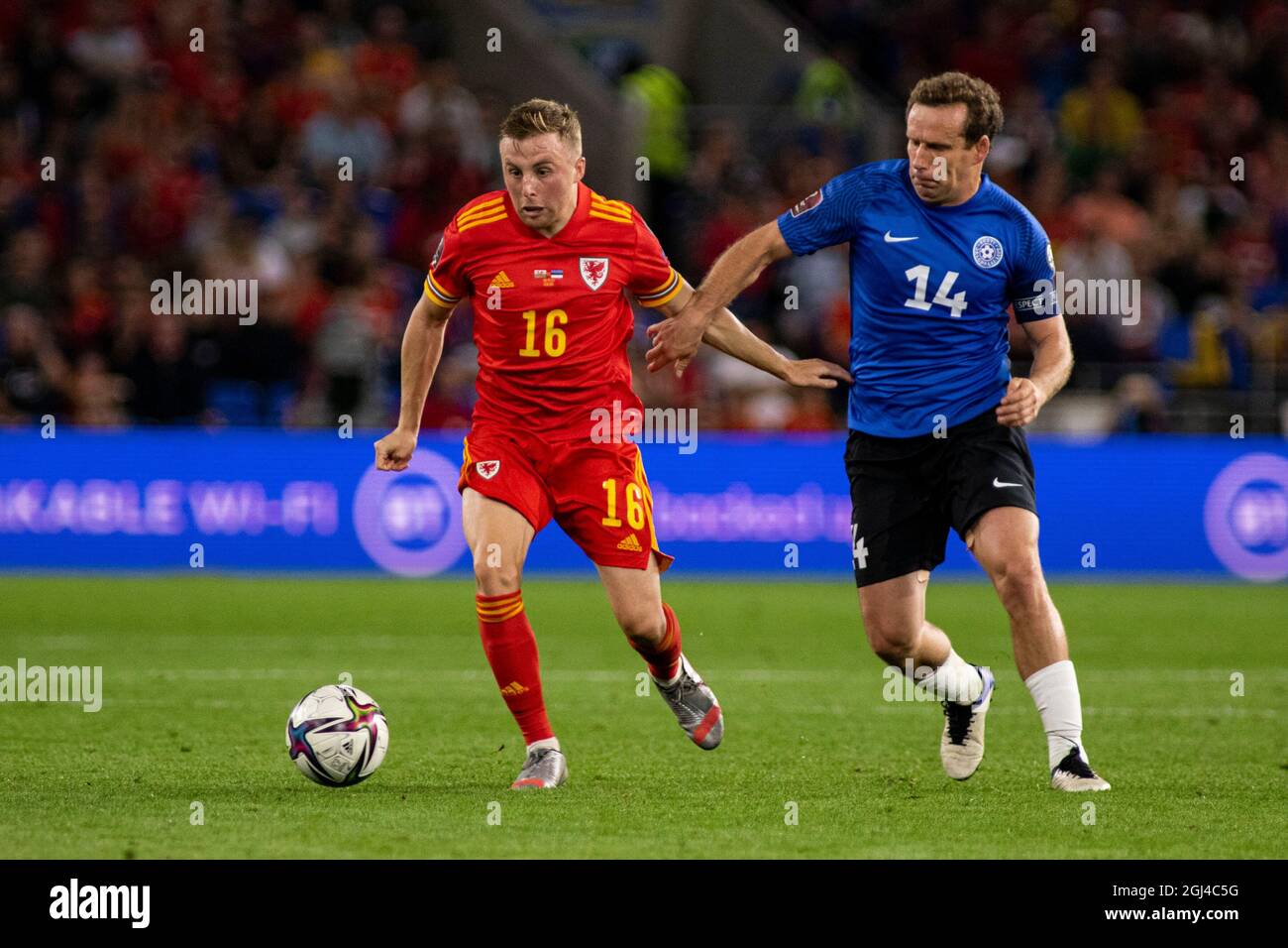 Cardiff, Regno Unito. 08 settembre 2021. Joe Morrell del Galles in azione contro Konstantin Vassiljev di Estonia. Galles / Estonia in un qualificatore della Coppa del mondo FIFA 2022 al Cardiff City Stadium l'8 settembre 2021. Credit: Lewis Mitchell/Alamy Live News Foto Stock