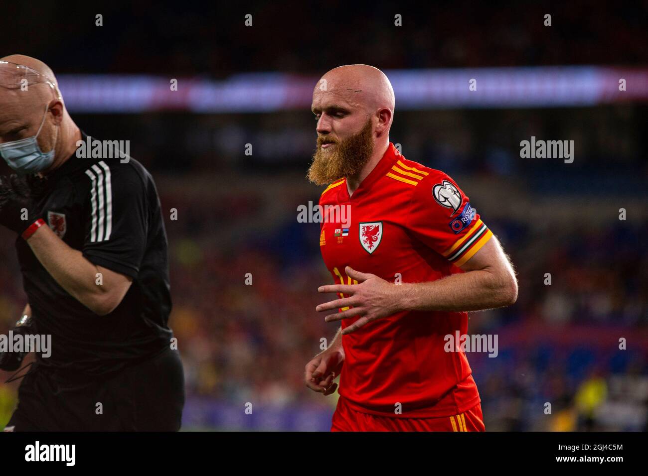 Cardiff, Regno Unito. 08 settembre 2021. Jonny Williams del Galles con il fisico del Galles. Galles / Estonia in un qualificatore della Coppa del mondo FIFA 2022 al Cardiff City Stadium l'8 settembre 2021. Credit: Lewis Mitchell/Alamy Live News Foto Stock