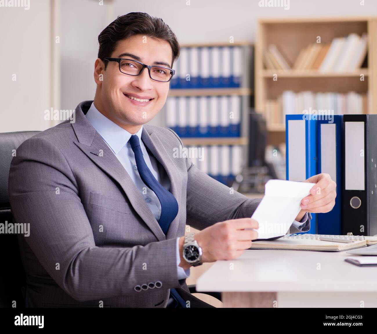 Il proprietario riceve la lettera in ufficio Foto Stock