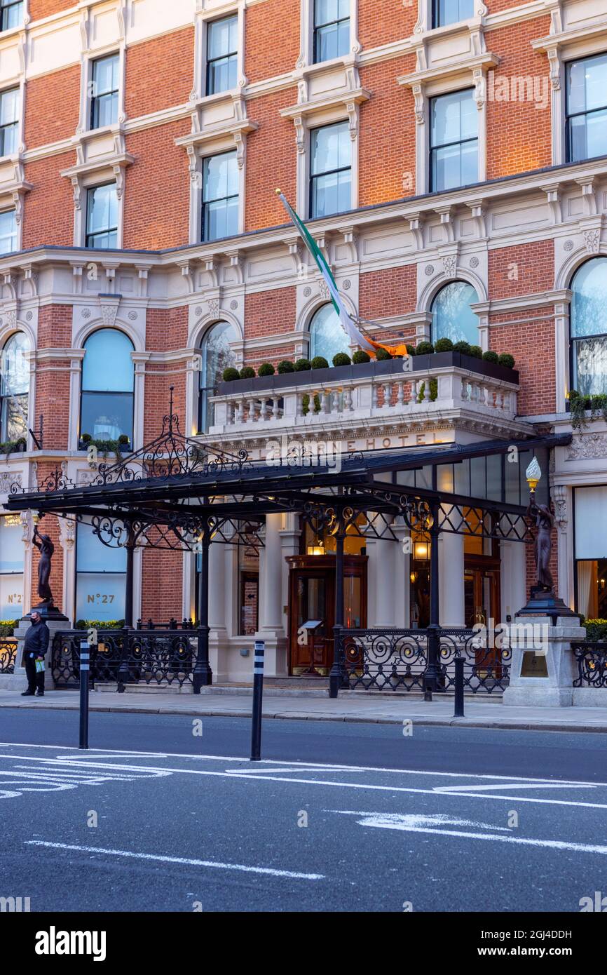 DUBLINO, IRLANDA - Mar 03, 2021: Una foto panoramica dell'edificio Shelbourne Hotel a Dublino, Irlanda, con pareti arancioni Foto Stock