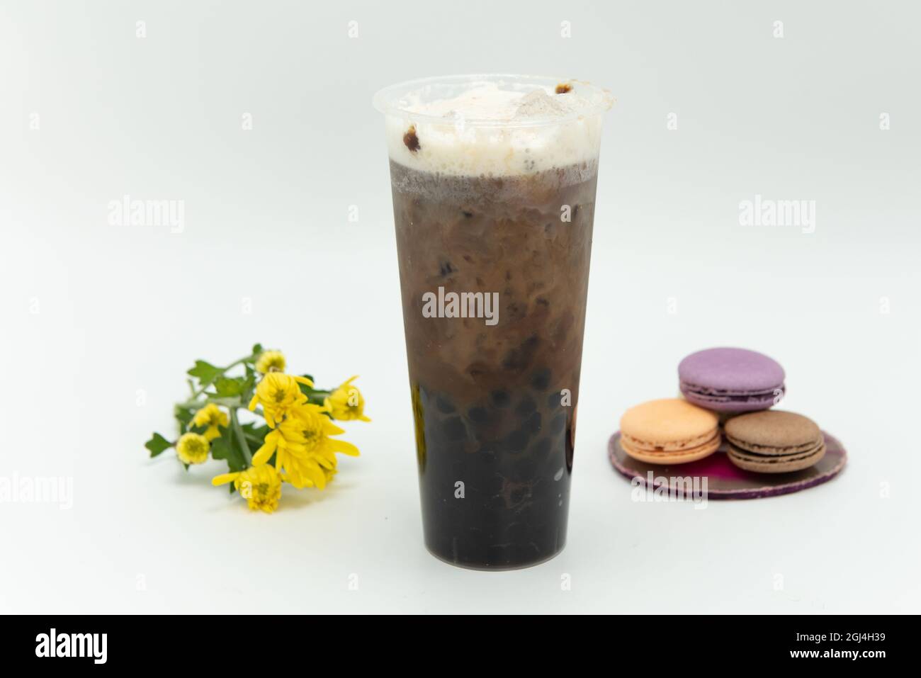 La bevanda di boba aromatizzata con tè al latte Taro è fredda e deliziosa come bevanda o pasto. Foto Stock