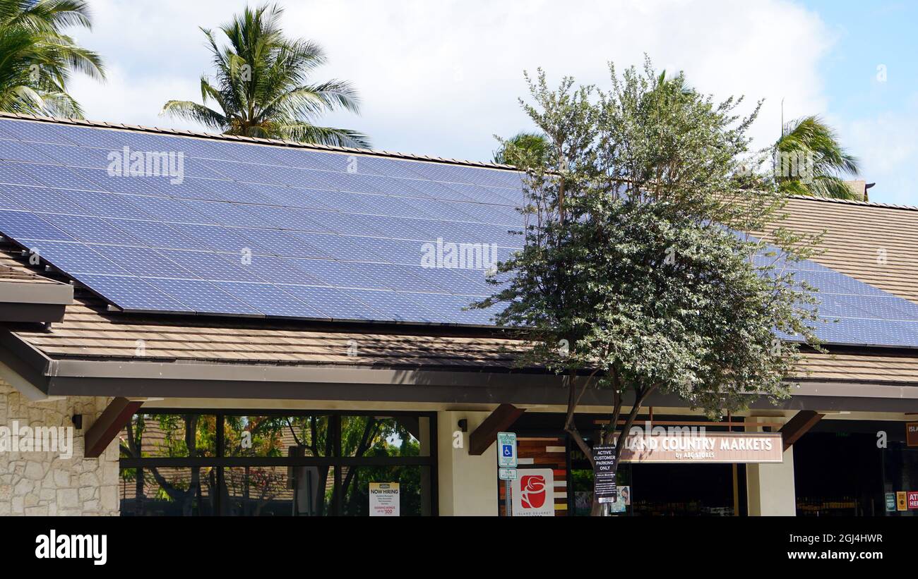 I pannelli solari sui tetti di Island Country Markets nelle Hawaii contribuiscono a compensare i costi dell'elettricità e forniscono una fonte di energia pulita. Foto Stock