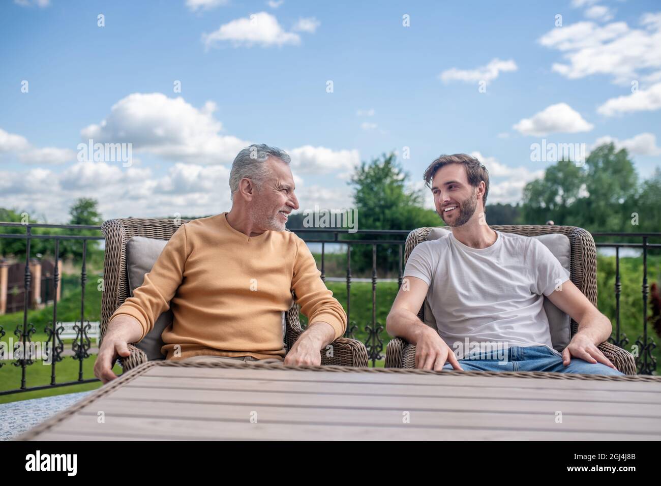Papà e figlio trascorrono un fine settimana in campagna e guardano tranquilli Foto Stock