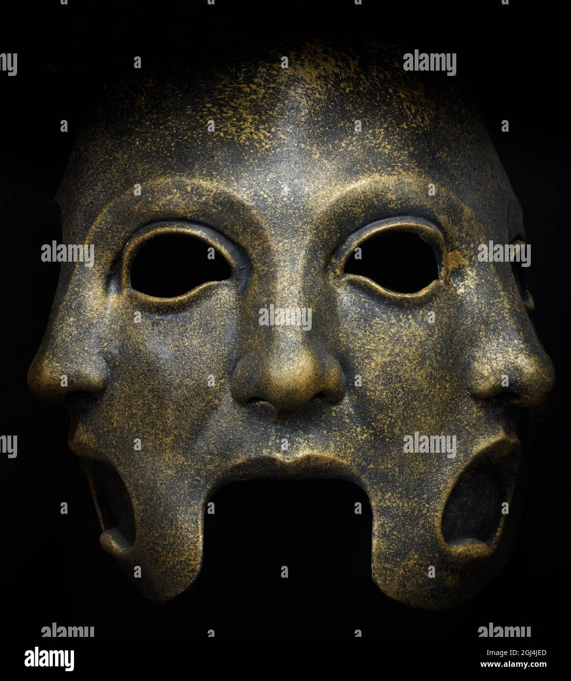 Maschera di lattice a tre facce isolata contro sfondo nero. Foto Stock