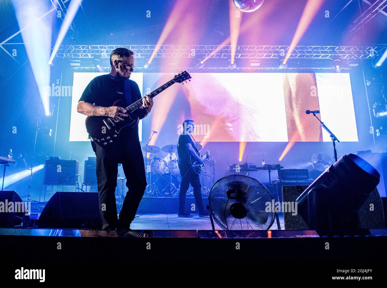 Halifax, 8 settembre 2021. Bernard Sumner e Phil Cunningham di New Order suonano dal vivo al Piece Hall. Credit: ernesto rogata/Alamy Live News Foto Stock