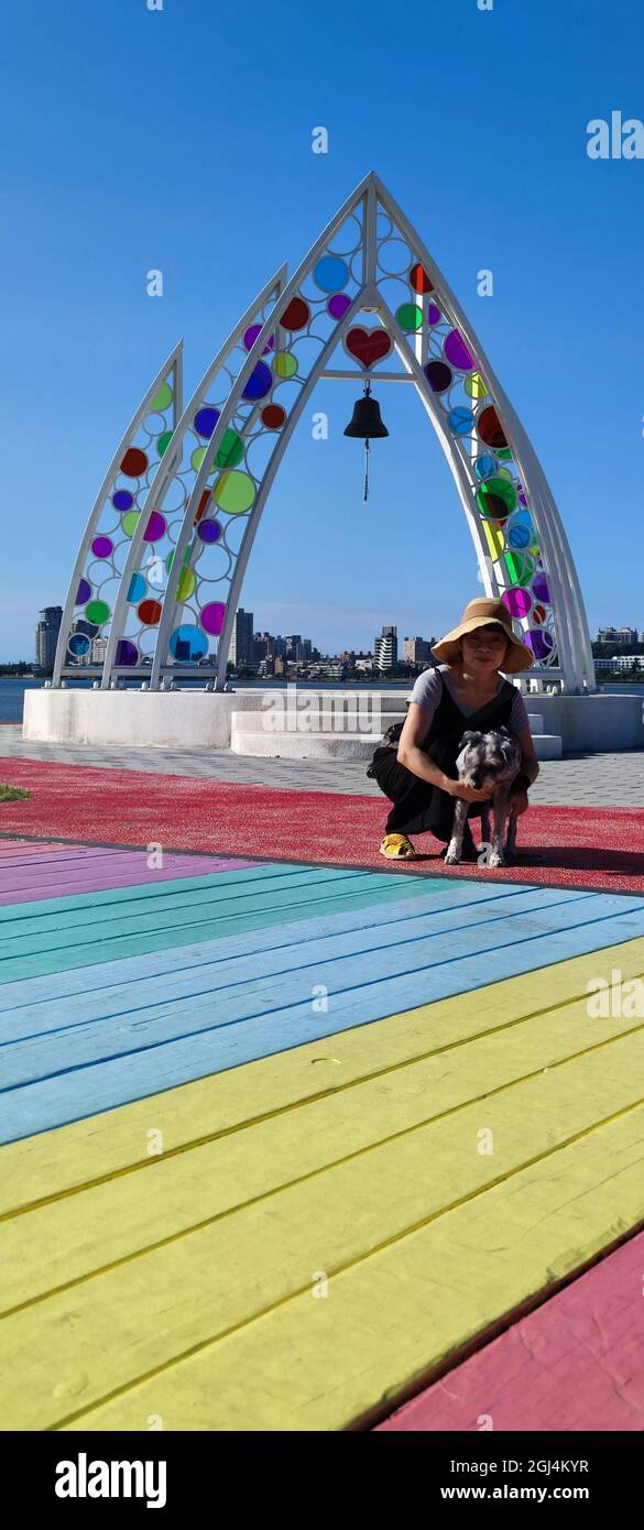 Tamsui, NUOVA CITTÀ DI TAIPEI, TAIWAN - 8 settembre 2021 - il distretto cittadino di Tamsui Bali a Taipei, Taiwan riflette nel fiume Tamsui in una bella giornata Foto Stock