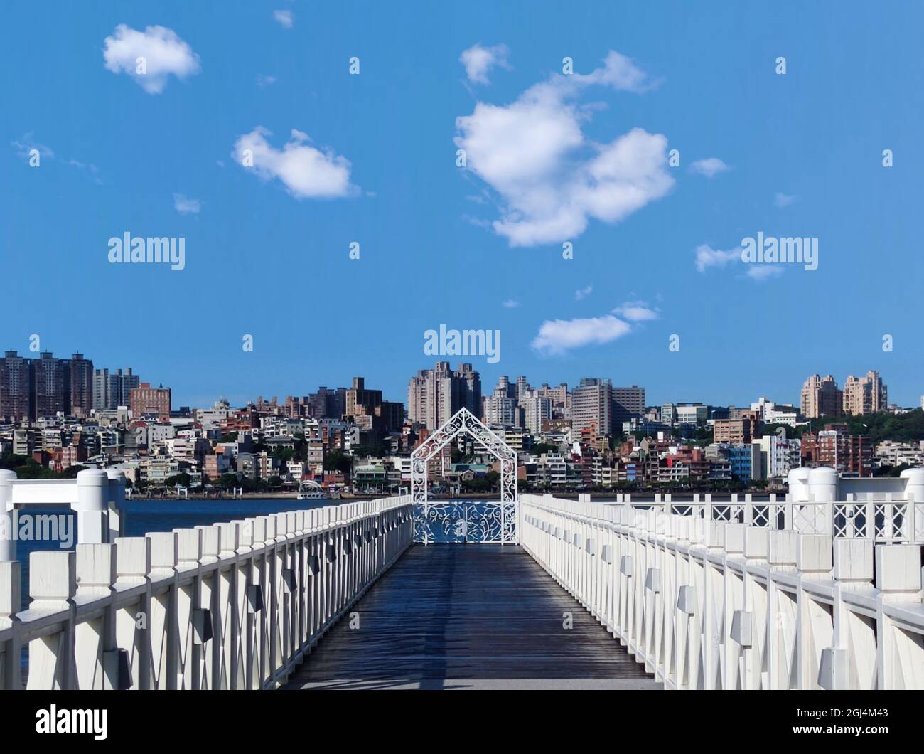 Tamsui, NUOVA CITTÀ DI TAIPEI, TAIWAN - 8 settembre 2021 - il distretto cittadino di Tamsui Bali a Taipei, Taiwan riflette nel fiume Tamsui in una bella giornata Foto Stock