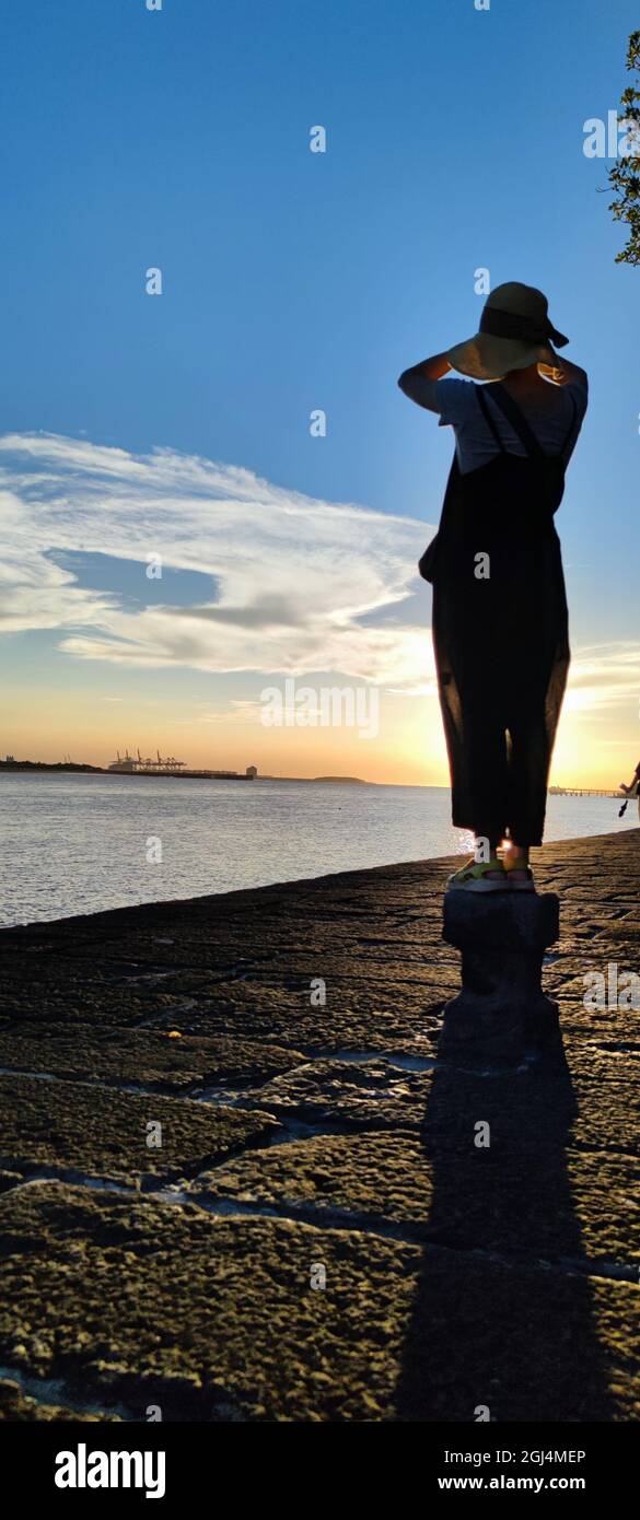 Tamsui, NUOVA CITTÀ DI TAIPEI, TAIWAN - 8 settembre 2021 - il distretto cittadino di Tamsui Bali a Taipei, Taiwan riflette nel fiume Tamsui in una bella giornata Foto Stock