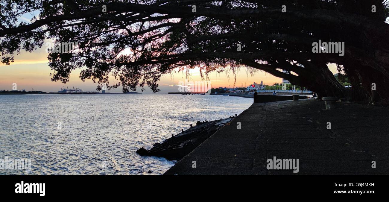 Tamsui, NUOVA CITTÀ DI TAIPEI, TAIWAN - 8 settembre 2021 - il distretto cittadino di Tamsui Bali a Taipei, Taiwan riflette nel fiume Tamsui in una bella giornata Foto Stock