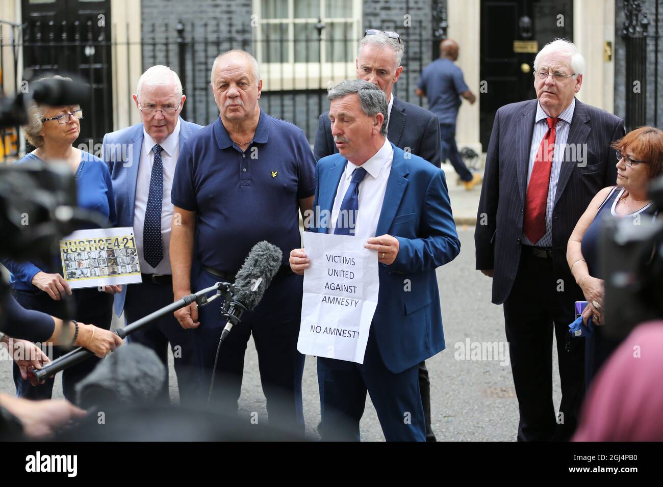 Londra, Inghilterra, Regno Unito. 6 settembre 2021. Le famiglie delle vittime dei guai dell'Irlanda del Nord consegnano una petizione a Downing Street 10. Le famiglie protestano contro lo statuto previsto dal governo di limitazioni delle future azioni penali per i crimini commessi durante il conflitto. (Credit Image: © Tayfun Salci/ZUMA Press Wire) Foto Stock