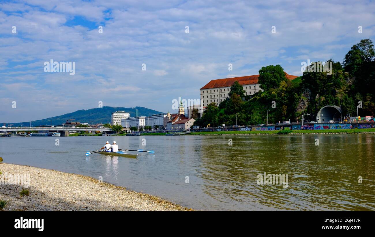 linz, austria, 07 sep, 2021, barca a remi sul fiume danuber Foto Stock