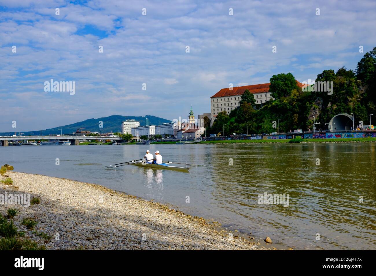 linz, austria, 07 sep, 2021, barca a remi sul fiume danuber Foto Stock