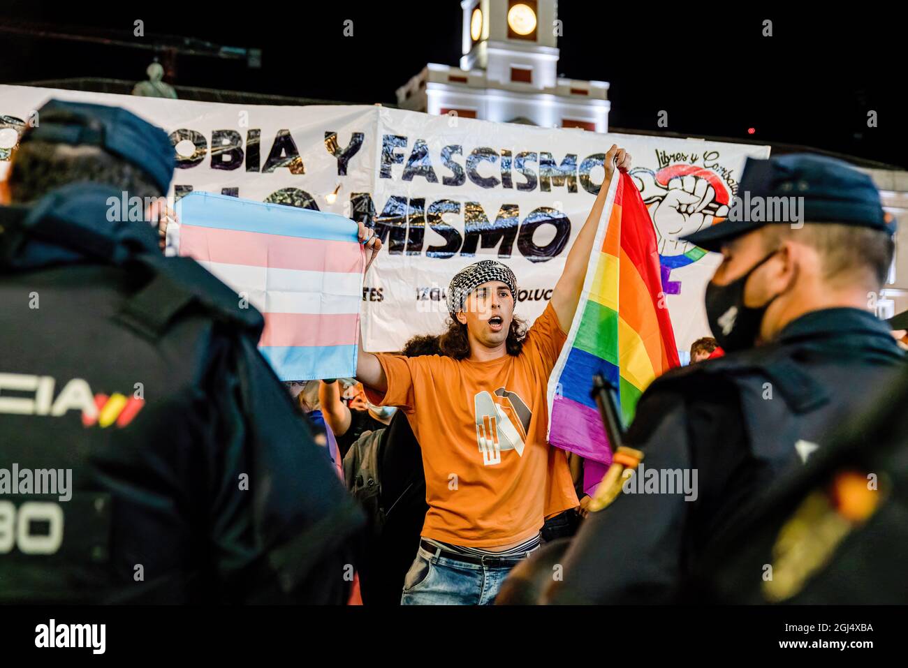 Madrid, Spagna. 08 settembre 2021. Un manifestante detiene una bandiera arcobaleno e una bandiera trans durante la manifestazione contro le recenti aggressioni omofobiche. (Foto di Guillermo Gutierrez Carrascal //Sipa USA) Credit: Sipa USA/Alamy Live News Foto Stock