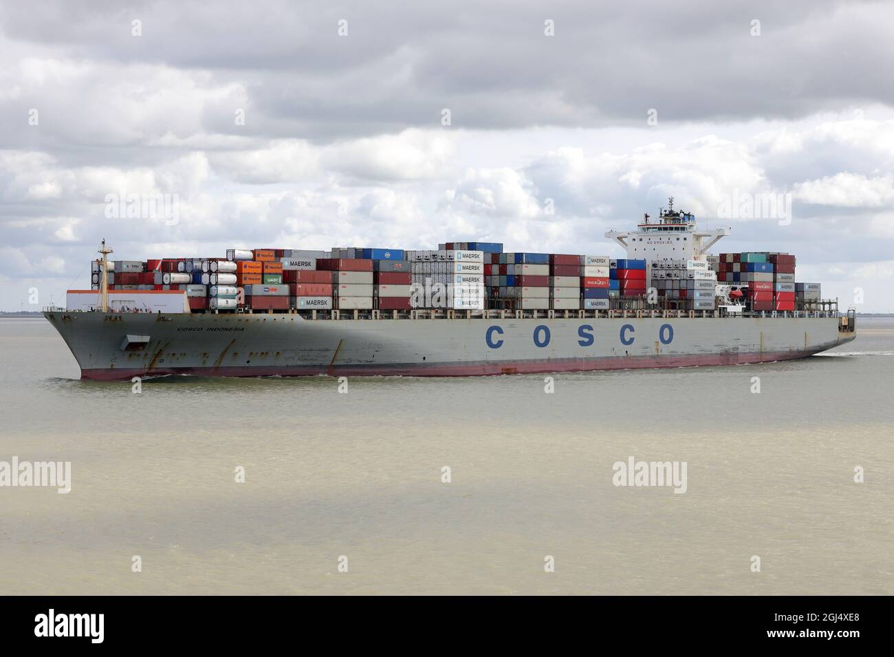 La nave Container COSCO Indonesia supererà Otterndorf sull'Elba il 15 giugno 2021 e proseguirà verso il Mare del Nord. Foto Stock