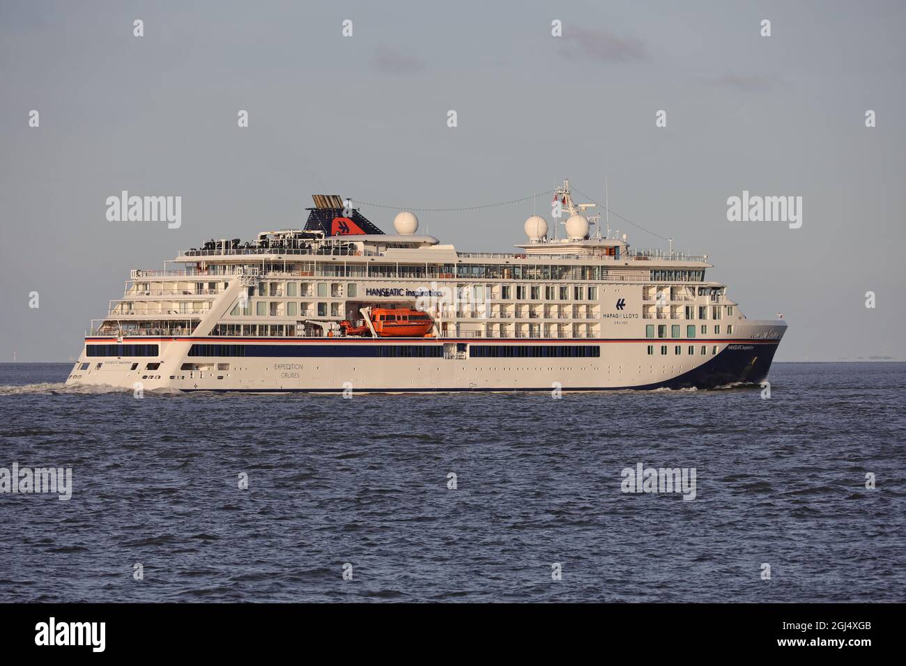 La nave da crociera Hanseatic Inspiration passerà Cuxhaven il 15 giugno 2021 sulla strada per il porto di Amburgo. Foto Stock