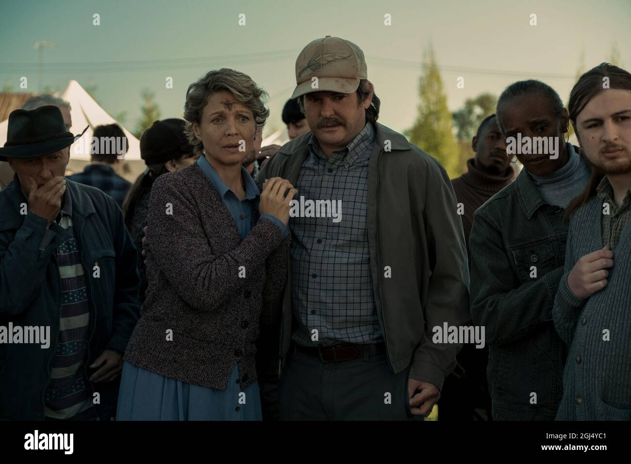 Kristin Lehman, Henry Thomas, 'Midnight Mass' Season 1 (2021) Credit: Eike Schroter / Netflix / The Hollywood Archive Foto Stock