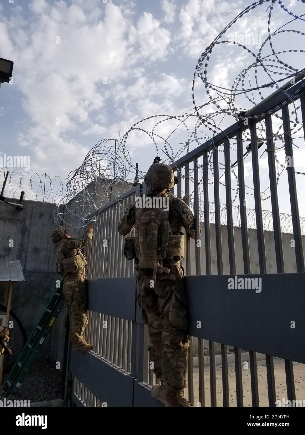 I soldati della Guardia Nazionale assegnati alla 34a Divisione di Fanteria con sede in Minnesota forniscono sicurezza alla fine di agosto a Kabul, Afghanistan. Dispiegato a sostegno dell'operazione Spartan Shield, circa 400 soldati del 34esimo ID sono stati temporaneamente delocalizzati a Kabul, Afghanistan, e da allora sono arrivati in modo sicuro in Kuwait, dove sono assegnati. (STATI UNITI Foto esercito di Capt. Robert Zellmam) Foto Stock