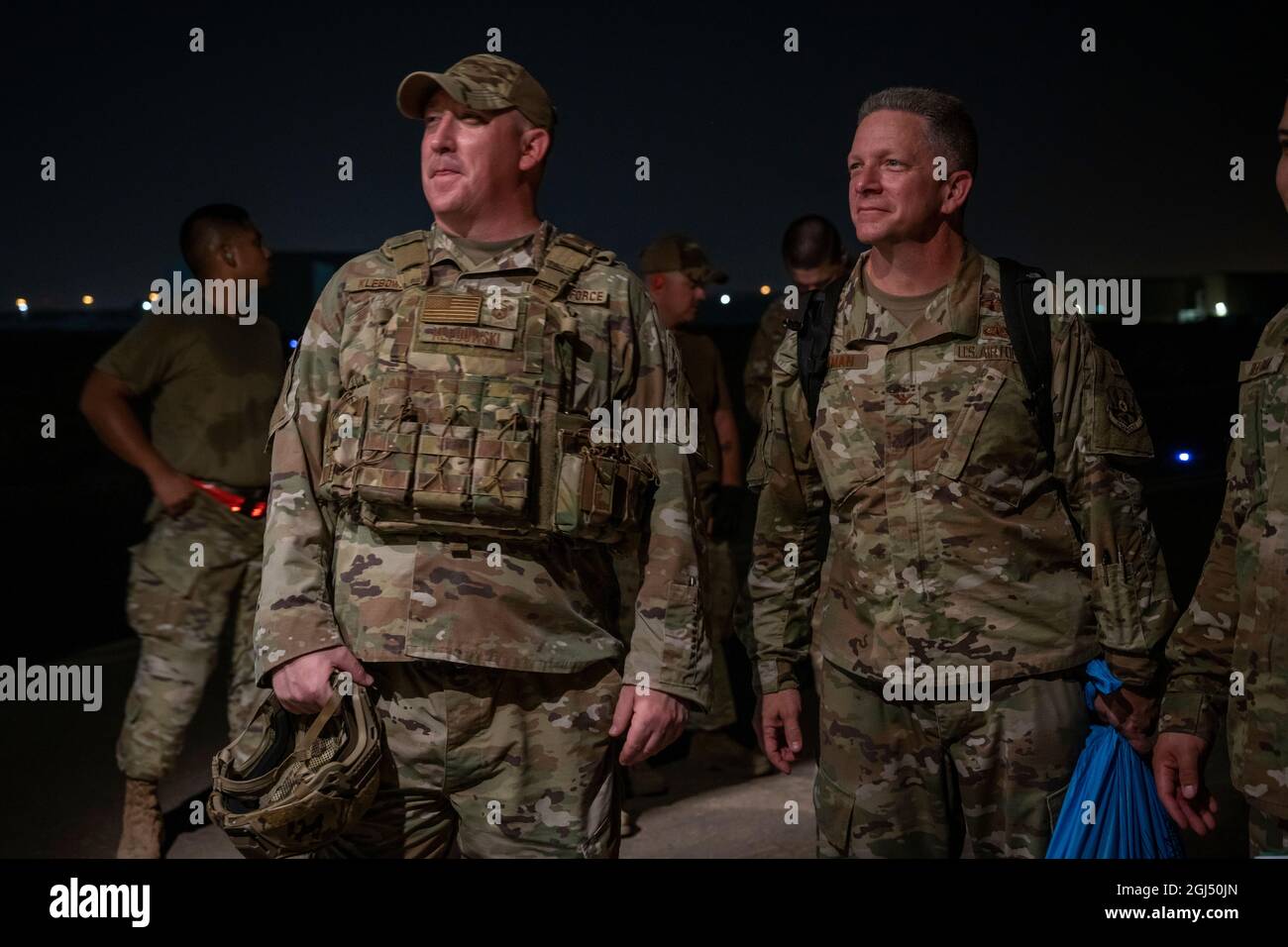 Note e punti elenco per decorazione e 1206 MSgt Stumpf / SSgt Turner • per il mese di luglio vi sono stati 403 casi/residenti nel campo Q/i, il più grande dell'AOR. • la capacità iniziale per il campo avevo 25 posti letto, ma mi è stata portata a 150. • la percentuale di casi di incidente dell’EMDG è passata dallo 0 al 720% (in base alla popolazione dell’ADAB e al numero di casi che si verificano) • nel momento in cui abbiamo consegnato il campo vi è stata una riduzione del 700% caso da metà luglio peek • la maggior parte dei casi di malattia nella storia di ADAB tutti in una volta (non solo covid correlati) • responsabile per circa $ 405,734.00 di aggiornamenti e impro Foto Stock
