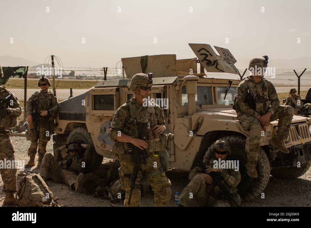 I soldati della Guardia Nazionale assegnati alla 34a Divisione di Fanteria con sede in Minnesota forniscono sicurezza alla fine di agosto a Kabul, Afghanistan. Dispiegato a sostegno dell'operazione Spartan Shield, circa 400 soldati del 34esimo ID sono stati temporaneamente delocalizzati a Kabul, Afghanistan, e da allora sono arrivati in modo sicuro in Kuwait, dove sono assegnati. (STATI UNITI Esercito foto di 1 Lt. Edwin Anderson) Foto Stock