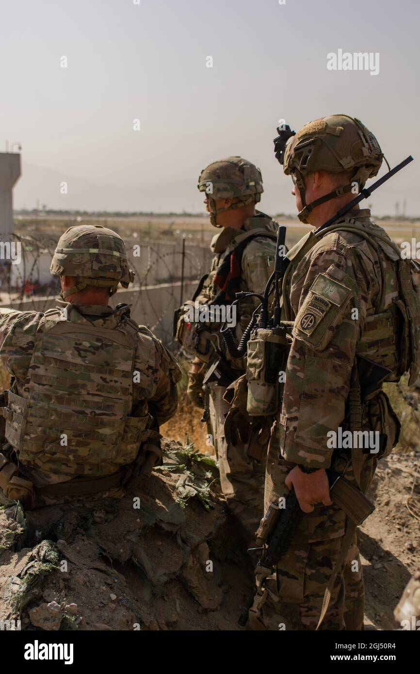 I soldati della Guardia Nazionale assegnati alla 34a Divisione di Fanteria con sede in Minnesota forniscono sicurezza alla fine di agosto a Kabul, Afghanistan. Dispiegato a sostegno dell'operazione Spartan Shield, circa 400 soldati del 34esimo ID sono stati temporaneamente delocalizzati a Kabul, Afghanistan, e da allora sono arrivati in modo sicuro in Kuwait, dove sono assegnati. (STATI UNITI Esercito foto di 1 Lt. Edwin Anderson) Foto Stock