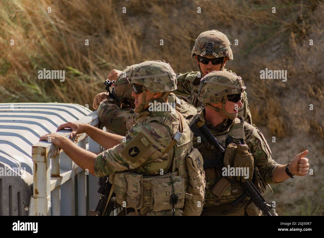 I soldati della Guardia Nazionale assegnati alla 34a Divisione di Fanteria con sede in Minnesota forniscono sicurezza alla fine di agosto a Kabul, Afghanistan. Dispiegato a sostegno dell'operazione Spartan Shield, circa 400 soldati del 34esimo ID sono stati temporaneamente delocalizzati a Kabul, Afghanistan, e da allora sono arrivati in modo sicuro in Kuwait, dove sono assegnati. (STATI UNITI Esercito foto di 1 Lt. Edwin Anderson) Foto Stock