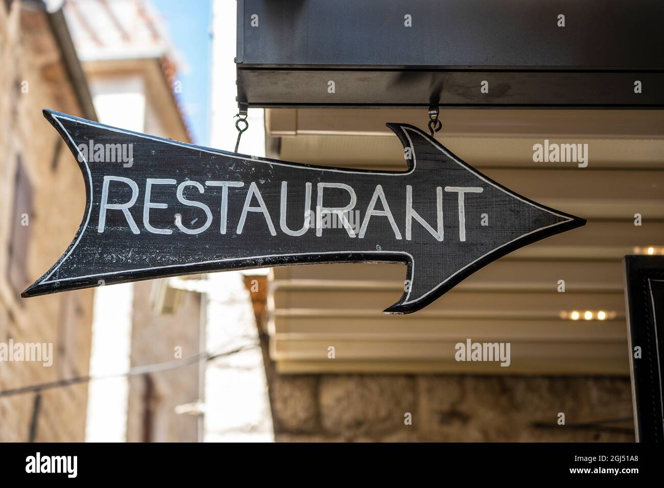 Cartello d'ingresso nel ristorante. Città vecchia Kotor, Montenegro, Europa, da vicino Foto Stock