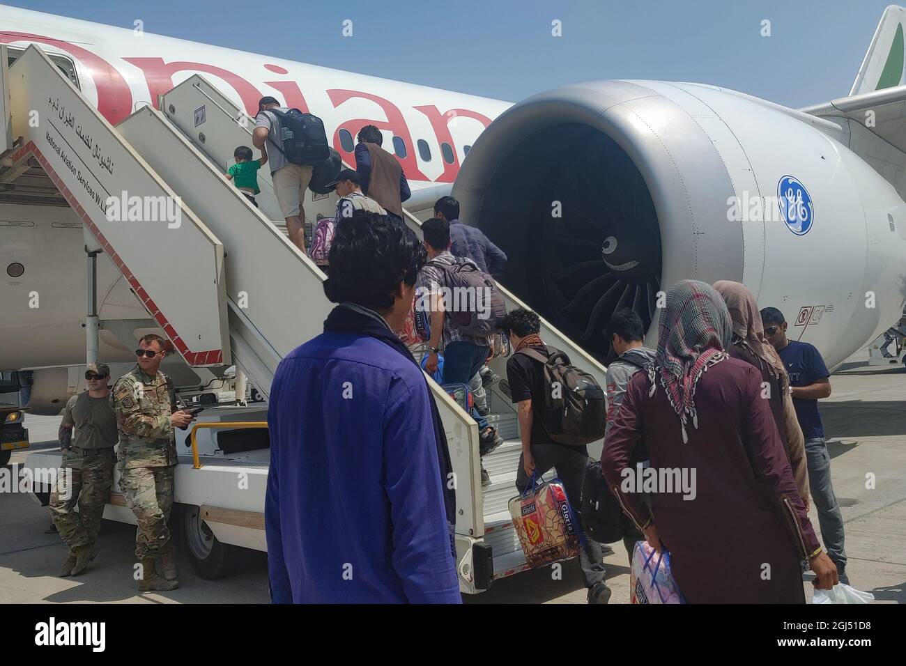 Gli evacuati afghani salpano a bordo di un aereo alla base aerea Abdullah al Mubarak a Kuwait City dal 1° settembre 2021. Questo aereo li portò alla loro prossima destinazione durante il viaggio di immigrazione. (STATI UNITI Foto dell'esercito di Sgt. Connor Davis) Foto Stock