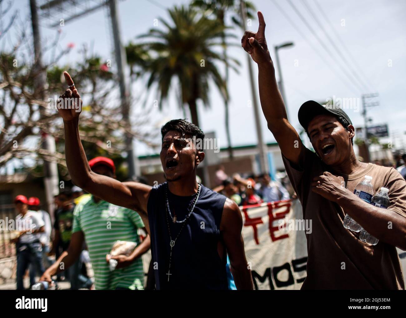 Donald Trump, presidente degli Stati Uniti, continua con il suo piano questo lunedì per frenare l'immigrazione dal Messico, prima di questa posizione il caravan migrante ha protestato con una marcia oggi su Kino Boulevard, uno dei viali principali della cappella di sonora nel nord del Messico. Caravan migrante a Hermosillo, Dove circa 600 migranti provenienti da diversi paesi dell'America centrale sono stati assistiti dalla Croce Rossa, dalla società civile e da altre organizzazioni dalla Croce Rossa e dalla società civile. Sono arrivati in questa città a bordo del treno conosciuto come 'la Bestia', provengono dal confine meridionale Foto Stock