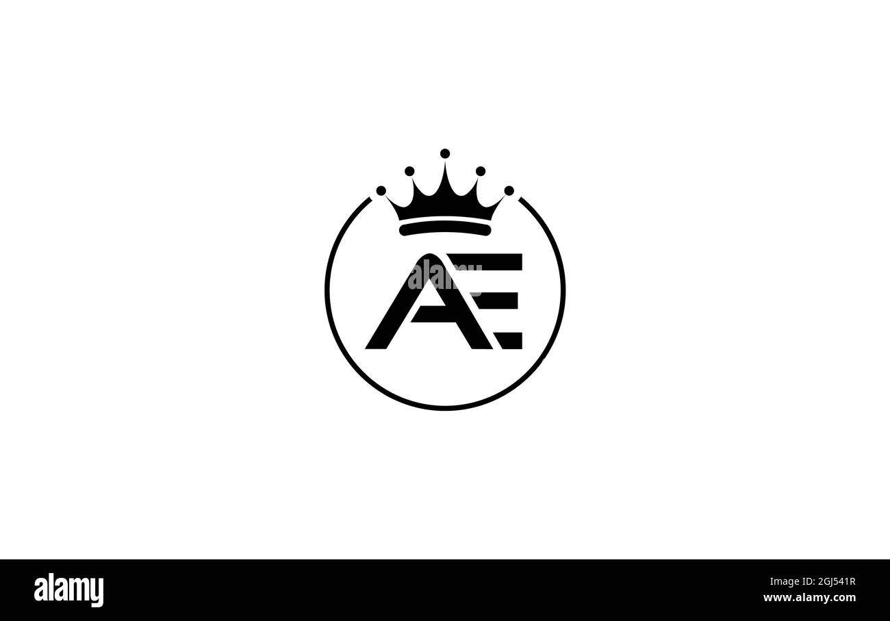 Semplice e creativo logo della corona d'oro e design di simboli con lettere AE e alfabeti con cerchio e corona d'oro Foto Stock