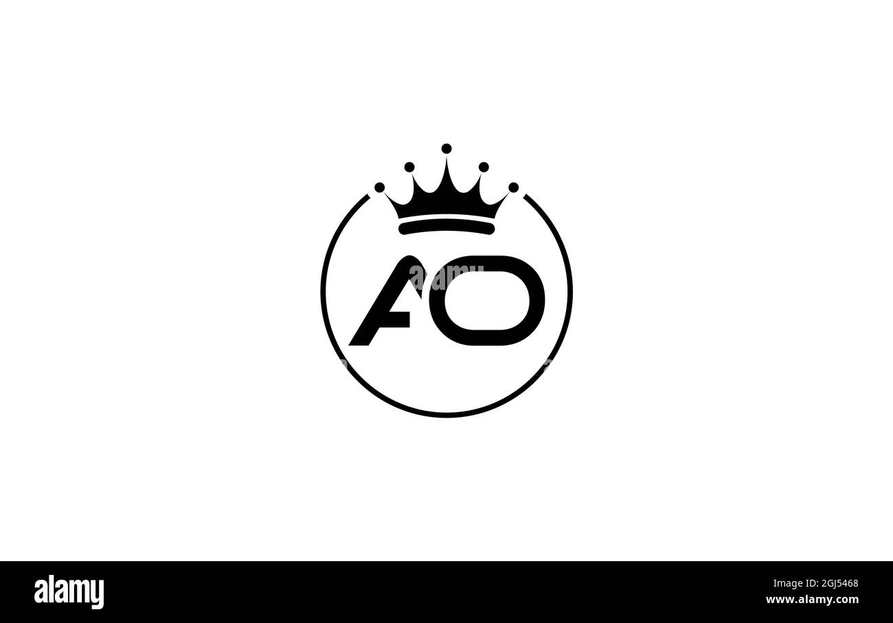 Semplice e creativo logo corona d'oro e design di simboli di lettere e alfabeti AO con cerchio e corona d'oro Foto Stock