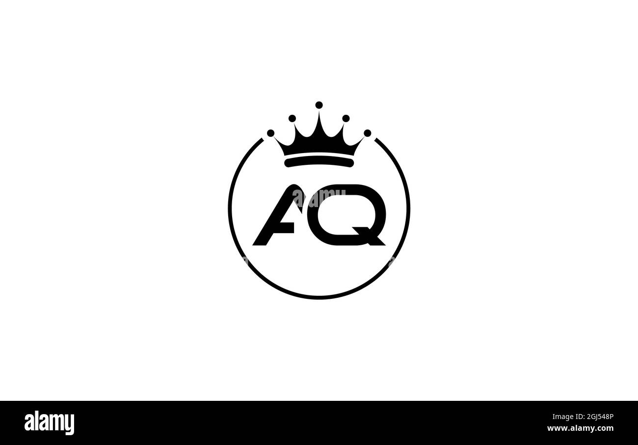 Semplice e creativo logo corona d'oro e design di simboli di lettere AQ e alfabeti con cerchio e corona d'oro Foto Stock