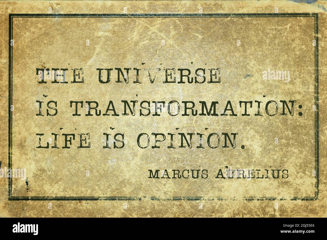 L'universo è trasformazione: La vita è opinione - antico imperatore romano e filosofo Marco Aurelio citazione stampata su grunge vintage cartone Foto Stock